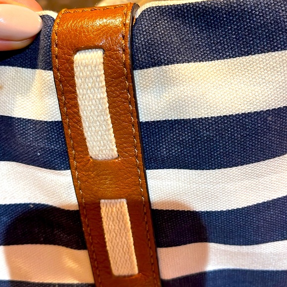 MICHAEL KORS NAVY AND WHITE STRIPED NAUTICAL CANVAS TOTE WITH THICK ROPES - Picture 5 of 6
